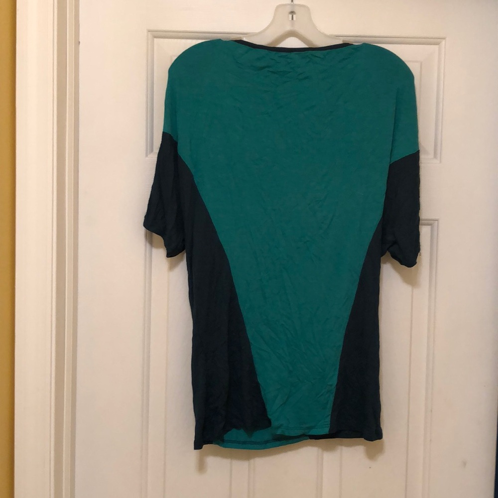 Two-tone scoop back shirt - Size L